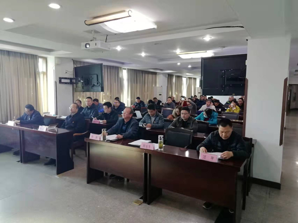 建材公司學(xué)習黨的十九屆六中全會精神